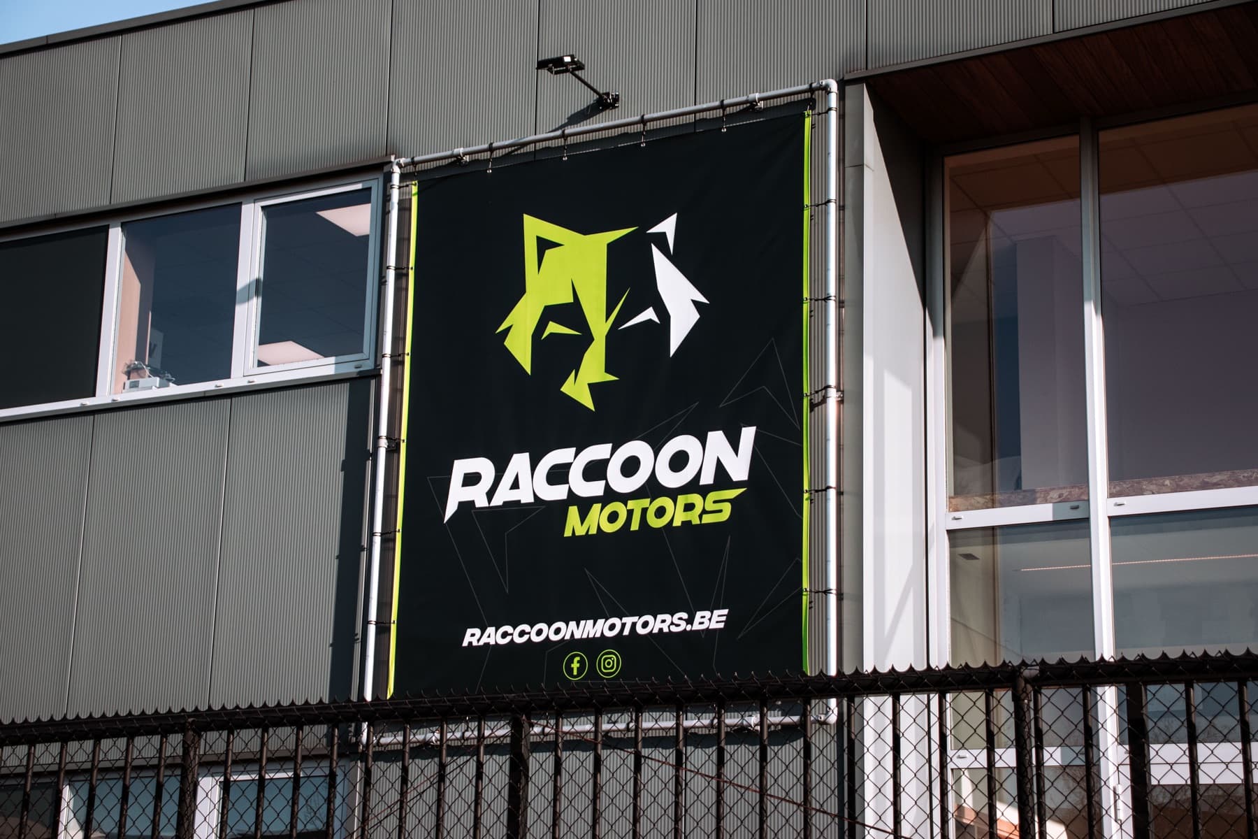 De Raccoon Motors-banner aan de gevel