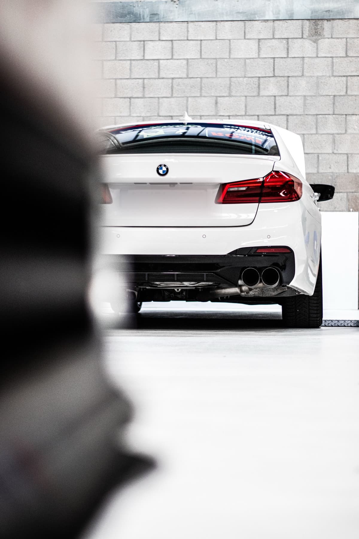Achteraanzicht van een BMW in de werkplaats