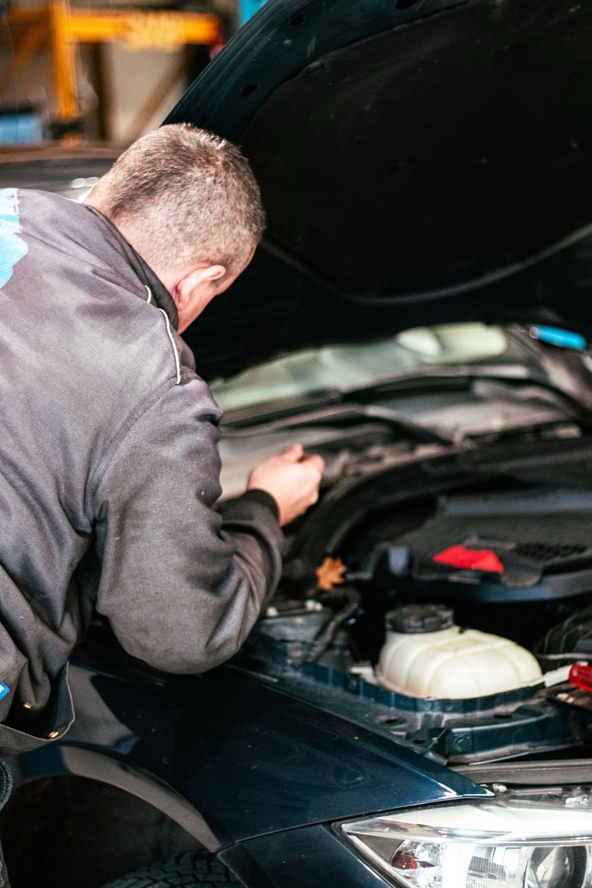 Technieker aan het werk in de motorruimte van een BMW