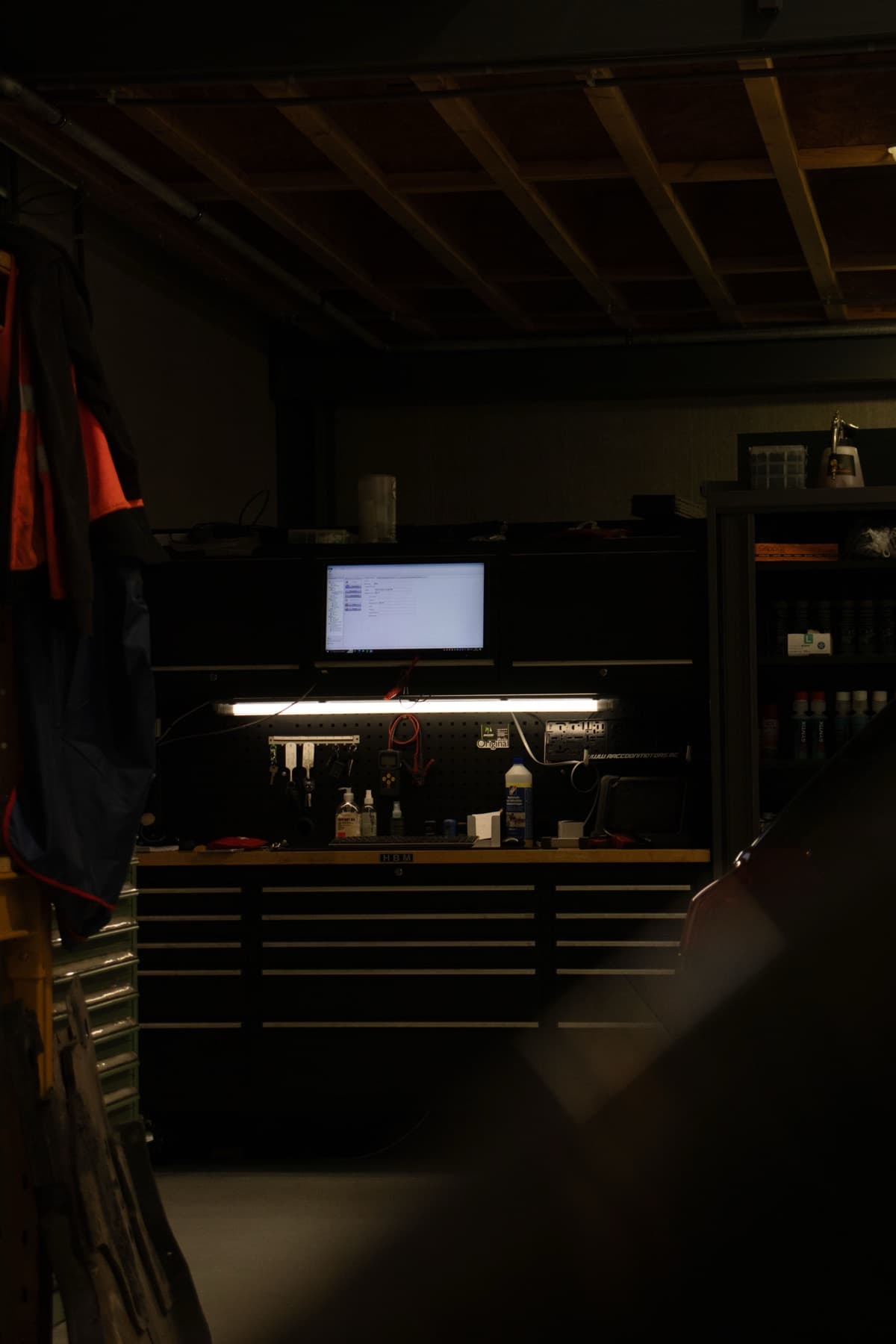 De diagnosehoek in de werkplaats, met een verlicht scherm boven de werkbank