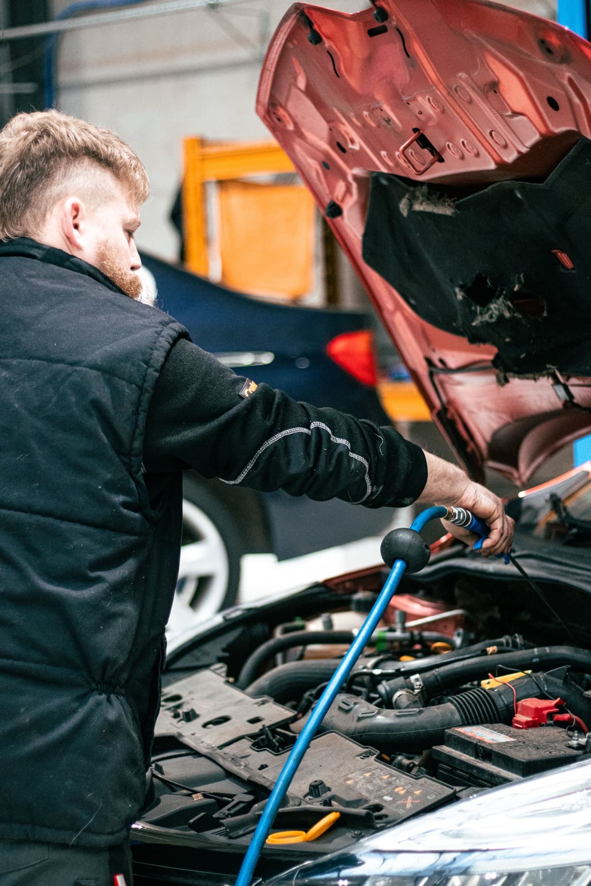 Handen aan het werk in de motorruimte